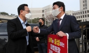 [헤럴드pic] 인사하는  국민의힘 주호영 원내대표·강대식 의원