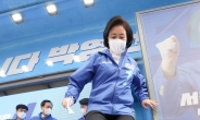 [헤럴드pic] 유세차에서 내려오는 박영선 더불어민주당 서울시장 후보