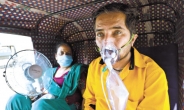 인도 긴급지원 나선 세계...美 “백신 원료”·유럽 “산소호흡기”