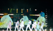 비행기 떼창, LA 한식당 만원, 쓰레기 없는 공연장…BTS의 ‘원더풀 팬덤’
