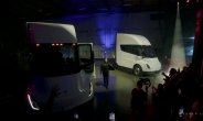 [영상]테슬라 첫 전기 트럭 ‘세미’, 드디어 고객인도