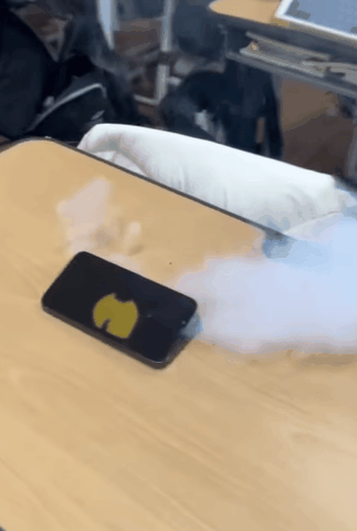 [영상] 주머니 속 아이폰 부풀더니 연기 ‘풀풀’…교실서 대피 소동