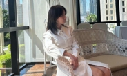 방콕 출장 송지효,48kg 가녀린 몸매에 순백색 패션 '자랑'