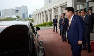 尹 대통령, 떠나는 '이관섭' 차량 문 열어주며 배웅…비서실장 이취임식 참석