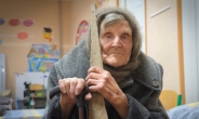 “너무 무서웠다” 98세 노파, 홀로 10㎞ 걸어 러 점령지 탈출 ‘기적’…무슨 일