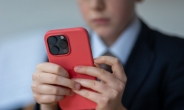 佛 “세살 전에 유튜브 보여주지마”…13세 미만은 스마트폰 금지 검토