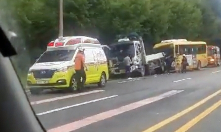 나주서 시내버스가 주차된 화물차 추돌···버스 기사 경상