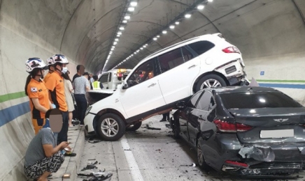 여수-순천 자동차전용도로 터널서 8중 연쇄추돌 6명 부상