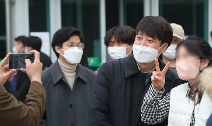 광주서 사전투표 이준석 “30% 역대최고 성적 기대”