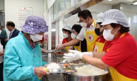 이상익 함평군수,경로식당 찾아 무료급식 봉사