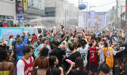 전라남도 장흥 물축제 3년 만에 흠뻑 '살수대첩'