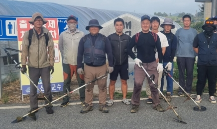 신안 백길해변 환경정화 나선 섬마을 청년들