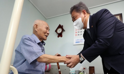 “책임감 갖고 문제 풀겠다”…박진 장관, ‘일제강제동원피해자 만나’