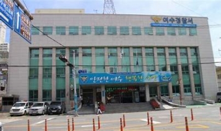 “중학교 여교사가 단톡방에 음란 비속어 올려”…학생들이 경찰에 신고