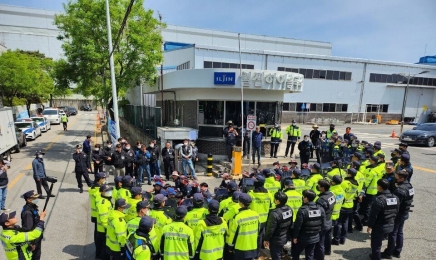 일진하이솔루스 공장 입구서 연좌 농성…조합원 무더기 연행