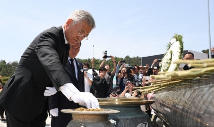 “문재인, 5·18에 큰 빚 졌다”…퇴임 후 첫 묘역 참배