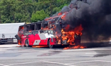 전남 섬진강휴게소 고속버스 화재…“버스 전소·인명 피해 없어”
