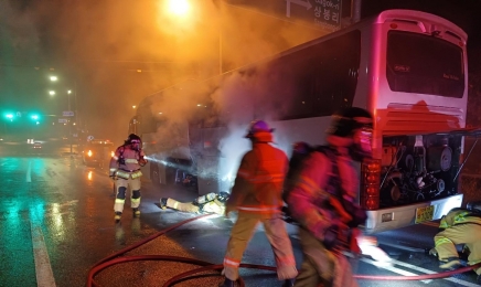중학교 체험학습 버스 화재…“15명 연기 흡입”