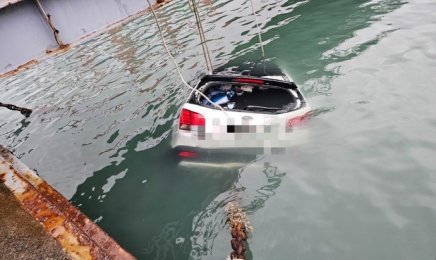 ‘바다 추락’ 차량 70대 운전자 주민들이 구조