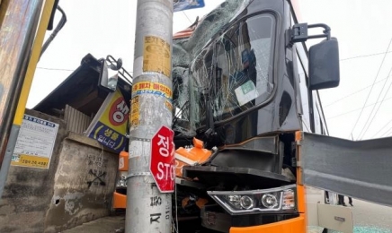 시내버스 표지판 기둥 충돌…“승객 1명 심정지·1명 부상”