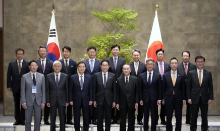 韓 경제인단, 기시다 총리 만났다…도쿄서 한일 경제협력 논의