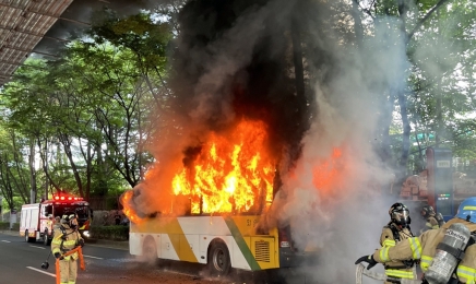 광주서 화재로 버스 전소…승객 30명 대피