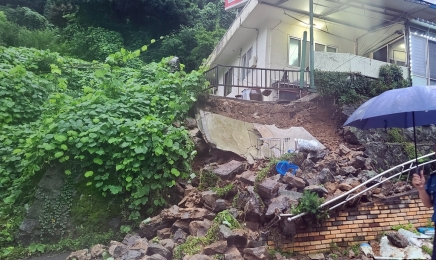 집중호우에 광주 지산유원지 인근 식당 담장 무너져