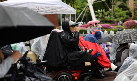 장애인단체, 한성대역에서 '다이인' 시위… 이틀간 4명 연행 [종합]