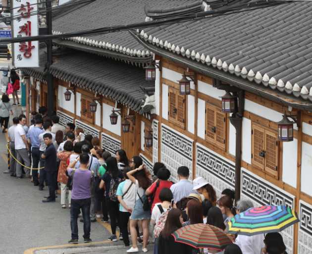 Parasols jump in popularity amid S. Korean heatwave