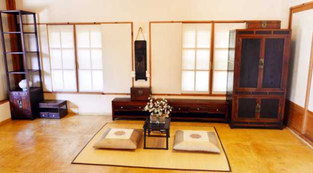 Traditional Korean furniture embraces lifestyles - The Korea Times