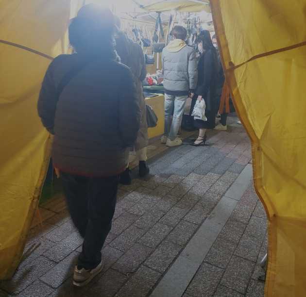 A Pinoy in Korea: At Dongdaemun's NamPyeongHwa Market, It's Bags! Bags! Bags !