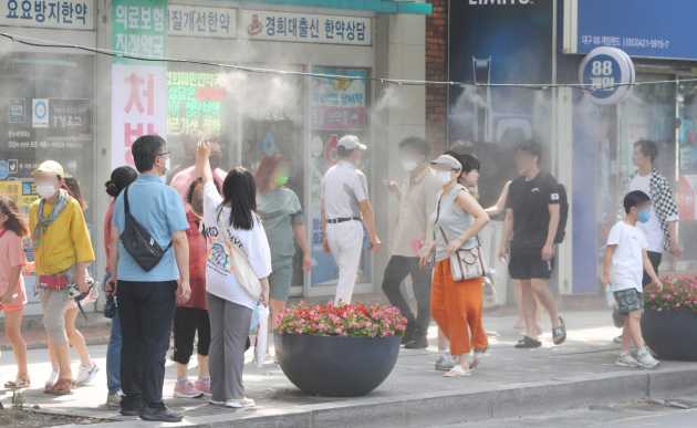 Parasols jump in popularity amid S. Korean heatwave