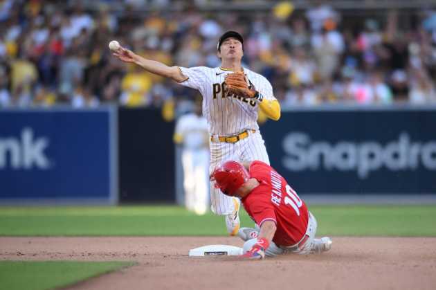 Padres' Fernando Tatis Jr., Ha-Seong Kim named Gold Glove