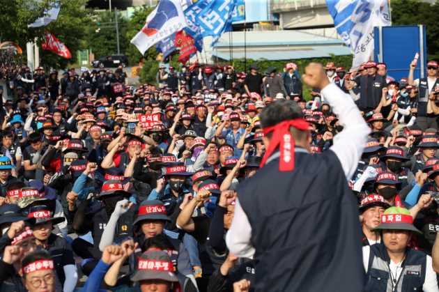 Pro baseball gets underway in South Korea -- no crowds, no