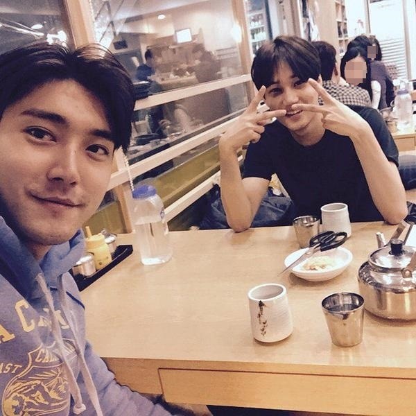 Siwon shows off friendship with Kai