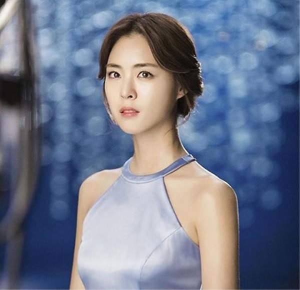 Lee Yeon-hee flaunts elegance