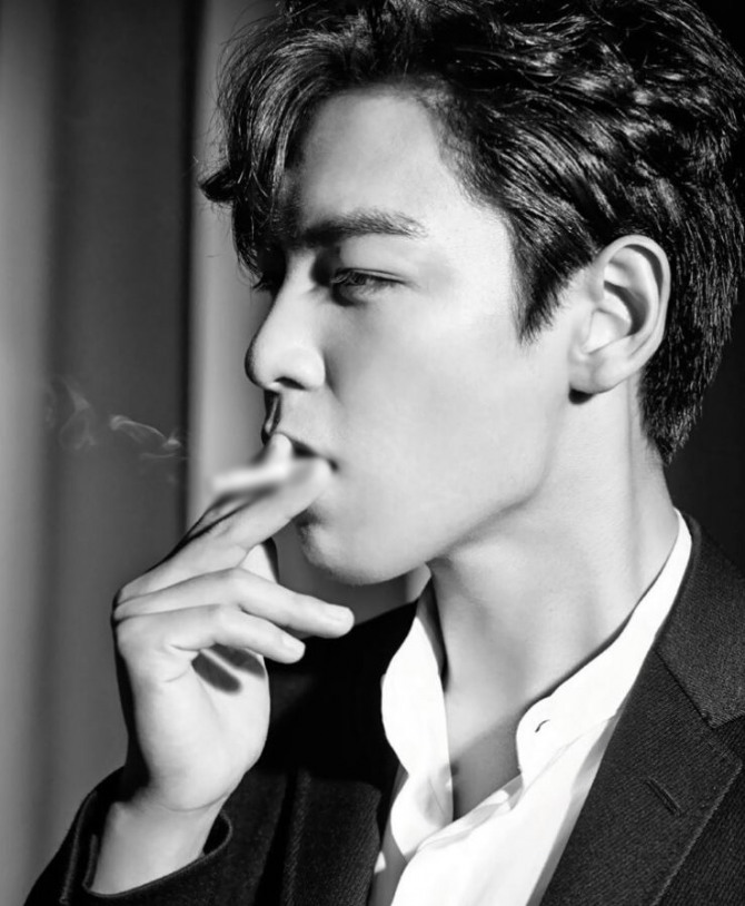 Korean idols caught smoking