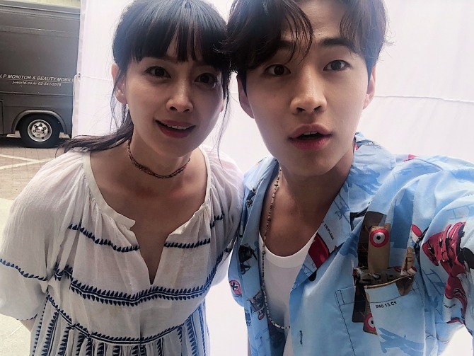 Lee Na-young takes selfie with Henry