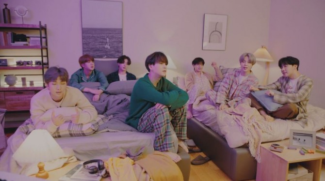 [V Report] “On My Pillow” shows BTS singing “Life Goes On” from bed