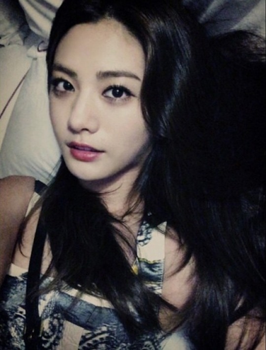 Nana poses on bed for selfie